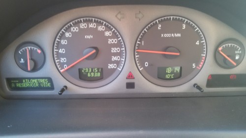 p.s raudonas šauktukas dėl durelių.