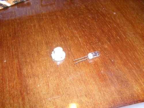 Išimame senąją lemputę iš cokolio