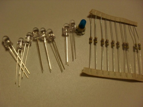 štai visi diodai pasiėmiau keliais daugiau kad jeigu nepavyktų kažkas tai turėčiau atsargai ir senoji lemputė su visu cokoliu