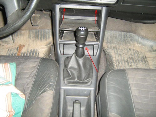 atsukam varztus ir nuimame daly apdailos, tam kad istraukti pavaru svirty