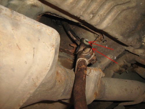 2 num pazymeta fiksatorius kuri atsukus 1 num pazymeta asele turetu issikalti ir atsijungti sios detales, bet man to padaryti nepavyko, nes trukde ismetimo sistema ir buvo uzkepe, todel teko ardyti ir isimti su viskuo.